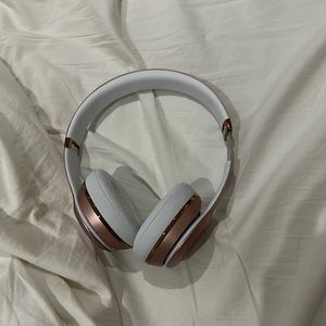 Brand New beats by dre wireless rose gold / pink headphones